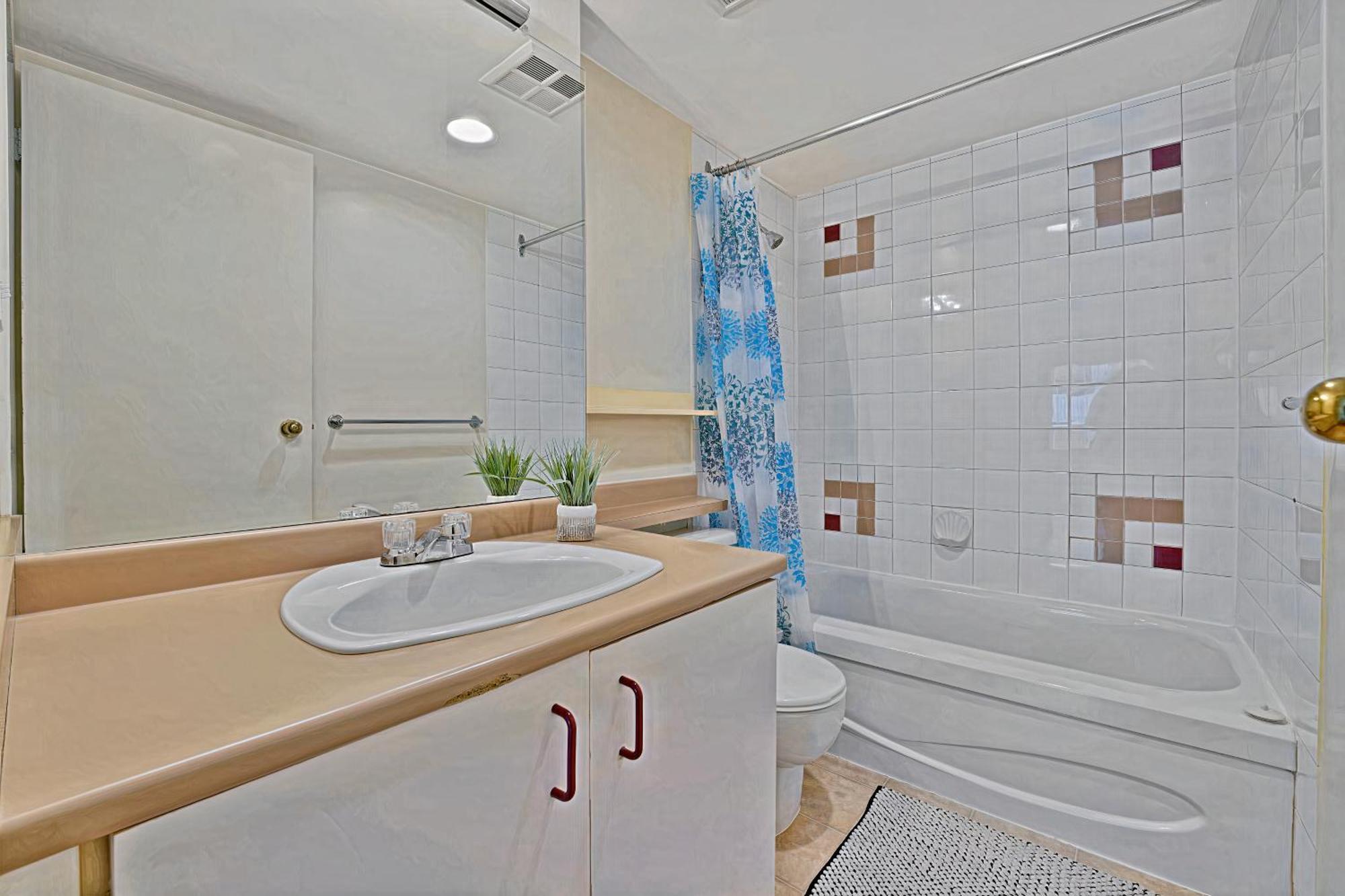 Prime Location Stylish Two-Bedroom Apartment Overlooking Downtown Vancouver Eksteriør billede